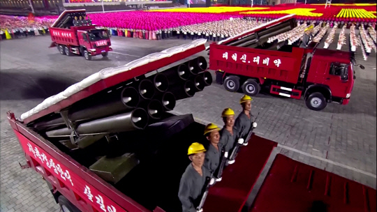 뉴스) 북한 조선중앙TV는 지난 8일 저녁 평양 김일성광장에서 열린 정권수립 75주년 민방위무력 열병식을 9일 녹화중계 했다. 시멘트포대로 위장한 민간무력 위장방사포 구분대가 행진하고 있다. [조선중앙TV 화면] 202na.c연합뉴스